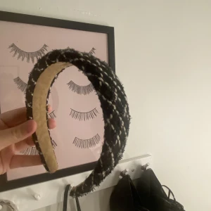 Diadem - Ett fint diadem som jag aldrig använder! Så nu säljer jag de👌🏼