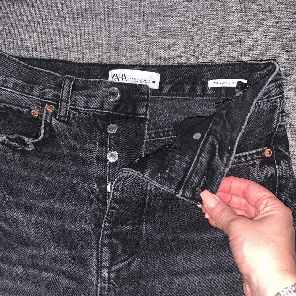 Svarta stentvättade jeans från Zara. Rak modell. Använd ett fåtal gånger. Jeans & Byxor.