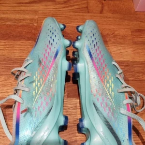 Fotbollskor - Adidas speedportal Säljer dessa då jag fått nya skor. Storlek 40 och i mycket bra skick.