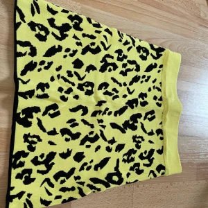 Gul leopard kjol - Skriv om du är intresserad så kan vi diskutera pris, frakt och så vidare😊 Bara att skriva om du vill ha fler bilder
