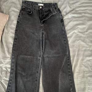 Vida jeans från Gina! Jag har klippt dem i benen. Uttvättad svart färg. Säljer då de är för små för mig. Pris kan diskuteras!💗💕💓