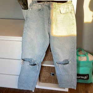 Jeans  - Väldigt bra skick, har sytt upp dom lite då dom var för långa. Jag är 160 och dom är lite för långa på mig.