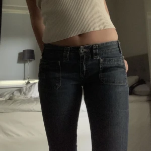 Lågmidjade diesel jeans - Ett par populära lågmidjade jeans med framfickor från diesel🔥Säljer för att jag aldrig får användning för de! Storleken är 30 och passar mig som brukar ha 38😊 Köpta second hand för 500, skriv gärna vid intresse och prisförslag❤️
