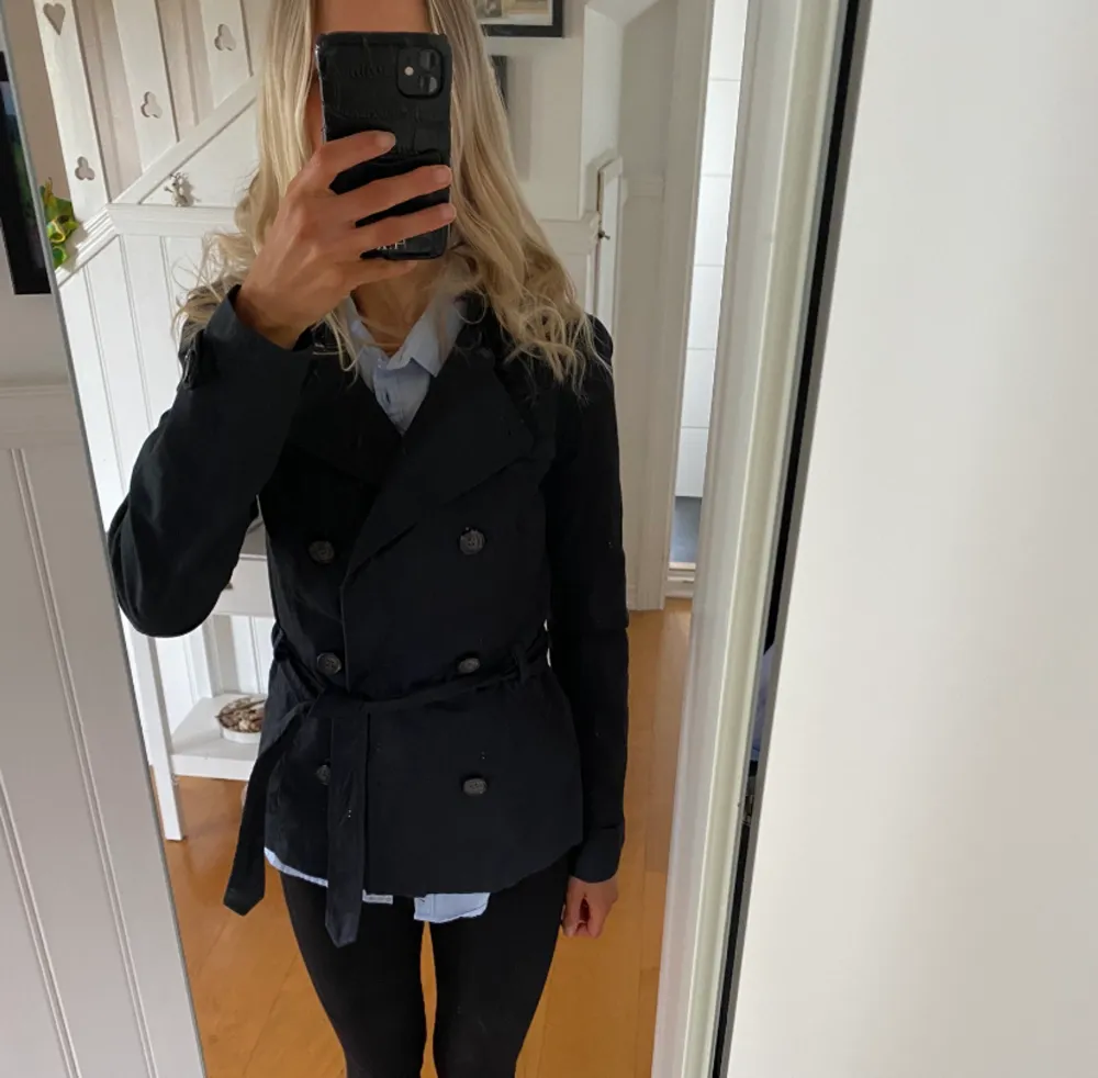 Marinblå trenchcoat jacka från only. Fint skick och knappt använd.   Jag är 168cm lång . Jackor.