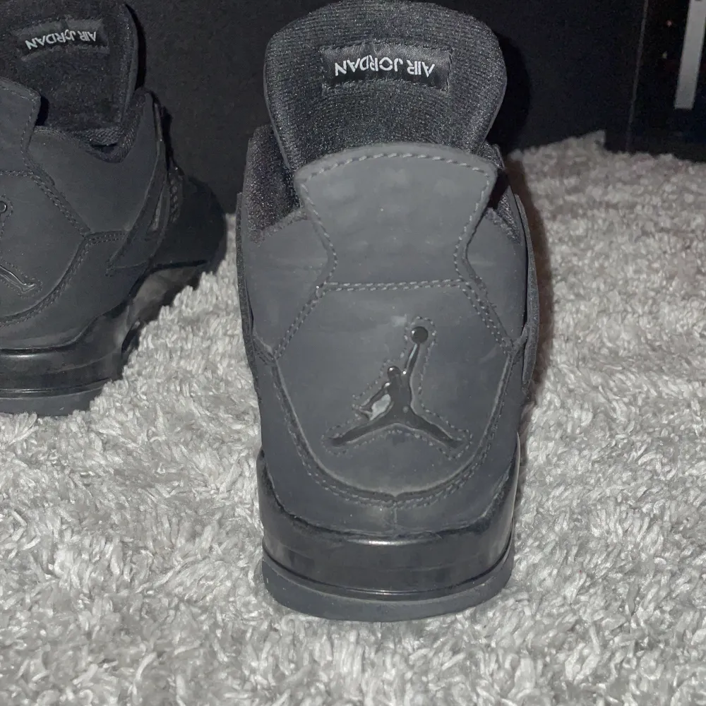 Jordan 4 black cats A kopia, köpta för 1500 men är använda i 2 månader så säljer för billigare. Säljer dom för gillar ej modellen av denna sko.. Skor.