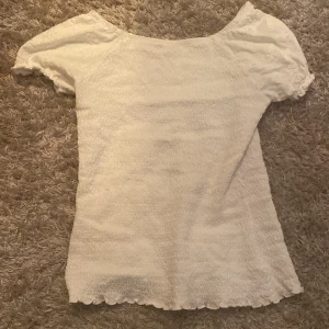 Topp - Gullig sommartopp med puffiga ärmar och smock sydd