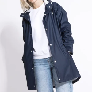 lager157 regnjacka - säljer en marinblå regnjacka/kappa i storlek xs, passar även som strl s, från lager 157. använd ett fåtal gånger men är fortfarande i nytt skick