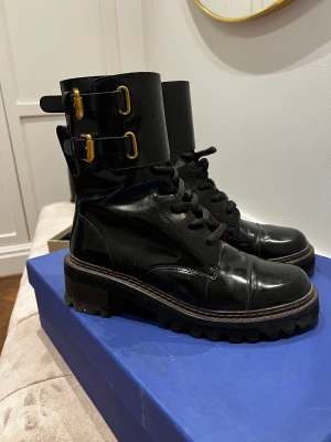 See By Chloe kängor  - Väldigt bra skick. Storlek 37. Kartong saknas men kan skickas i annan kartong. 