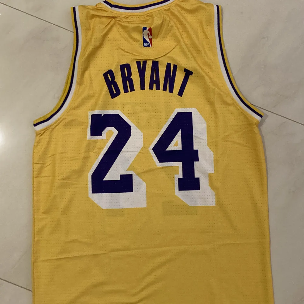 Säljer Kobe Bryant linne i storlek xxl. T-shirts.