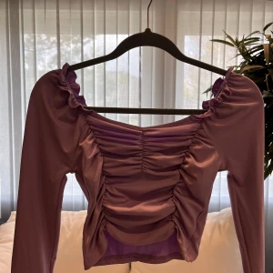 Lila topp  - Lila topp i stolek S. Aldrig använd. Köparen står för frakten!💜