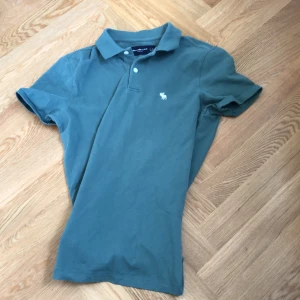 Abercrombie & Fitch Polo - Säljer denna Abercrombie & Fitch Polo för den är för liten. Inga skador eller hål på den!