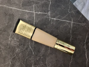 Estee lauder fundation färg:1N2 - Estee lauder fundation. Använd cirka 5 gånger. Färg: 1N2