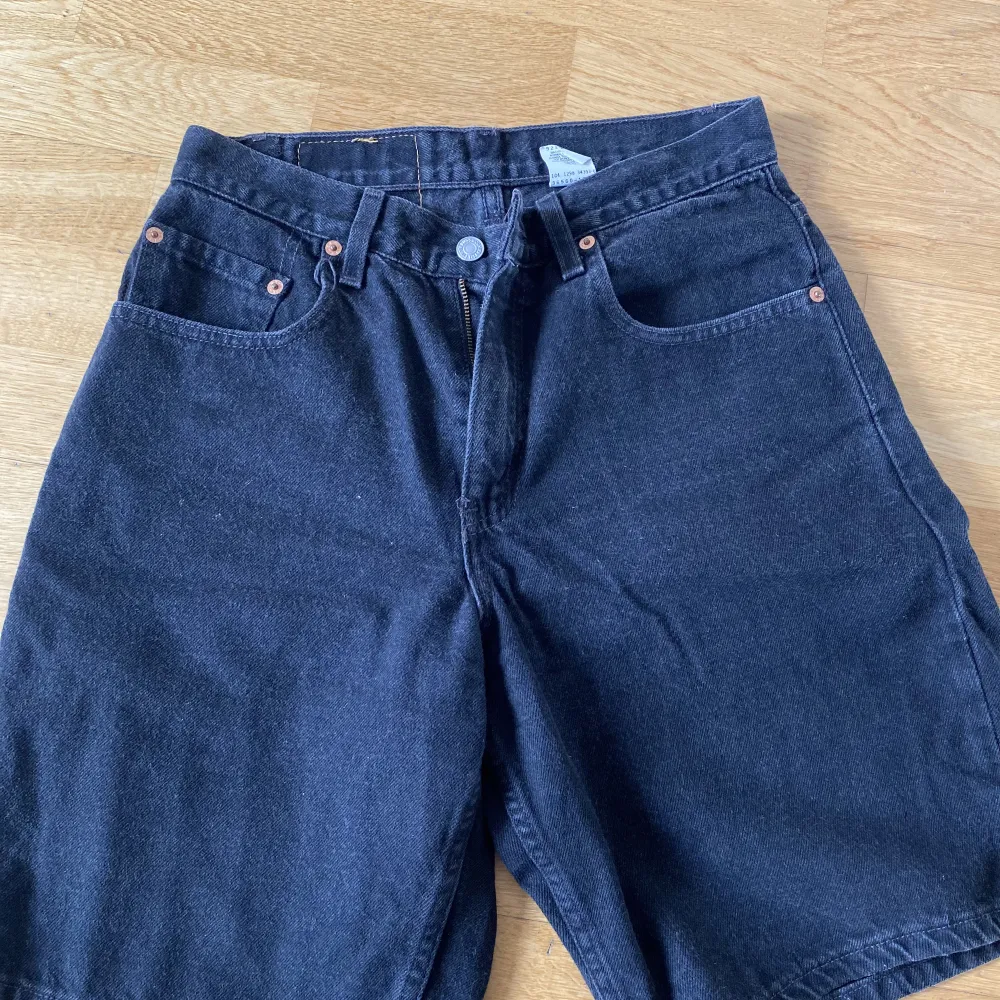 Säljer dessa jeansshorts från Levis pga fel storlek, passar perfekt till sommaren!  Färgen är svart tvätt . Shorts.