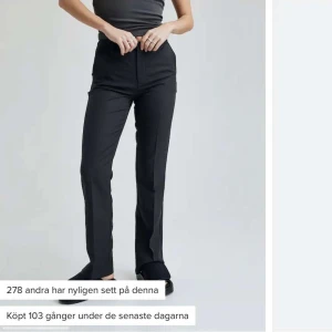 Bikbok  - Snygga kostymbyxor från bikbok som är lite utsvängda med pressveck😍