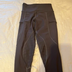 MAYA DELOREZ - säljer mina maya delorez i grå.😊fint skick töjbara, ungefär som leggings fast ridbyxor bekväma o sköna säljer för 500ink men om ni kmr på ngt bud kan vi skriva om de!👍🏻😊