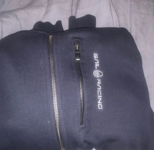 Sailracing kofta 160 mörkblå - Säljer min mörkblåa sailracing kofta i storlek 160 då den inte passade i storlek, köpt för inte alls länge sedan och använd ett fåtal gånger. Fler bilder kom privat. (Pris kan diskuteras) 