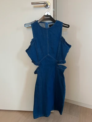 Jeansklänning med öppen midja och volanger - Nyskick Ingen stretch  