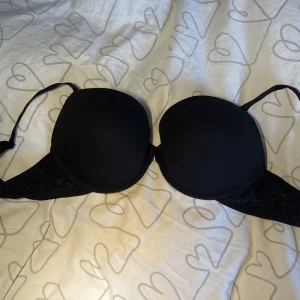 Svart blommig BH från H&M storlek 80D - BH från H&M 