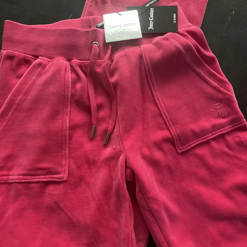 Superfina rosa Juicy byxor! De är helt oanvända och har till och med kvar lappen❤️. Jeans & Byxor.