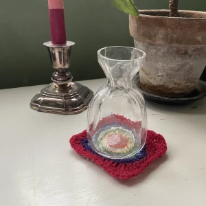 Underlägg - Virkat underlägg föreställande  ett regnbågshjärta! 🌈 Går att få i andra färger 🤍 Frakt: 15kr ✨