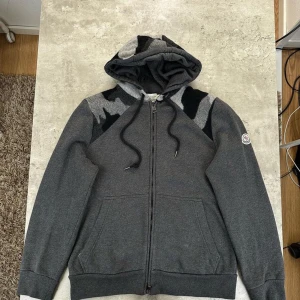 Moncler hel zip - Hej nu säljer jag min jättefina moncler zip. Skick 9/10 och har mycket kvar att ge. Storlek L men passar även M. Nypris:5500,  jag. Mitt pris: 1899!🙌🏼Självklart äkta. Hör av dig vid frågor eller funderingar!🤝