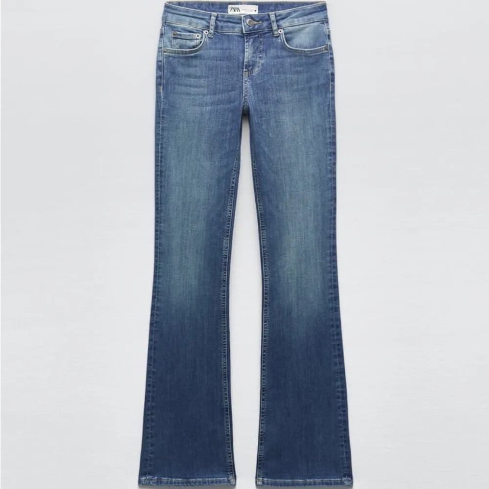 Säljer dessa snygga lågmidjade bootcut jeans från Zara 💕 