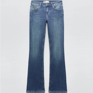Lågmidjade jeans - Säljer dessa snygga lågmidjade bootcut jeans från Zara 💕 "The low rise bootcut" Slutsålda på hemsidan i denna storlek! Jättefint skick, har ett litet "hål" som var så när jag köpte (be om bild) 💕 