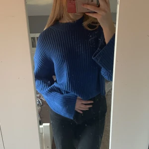 Stickad tröja - Blå stickad tröja!! Använd fåtal gånger och ser ut som ny💕