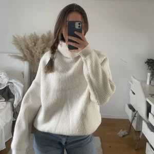 Stickad tröja  - Varm stickad tröja. Använd en gång. Färgen vit. Från ginatricot. Oversize modell