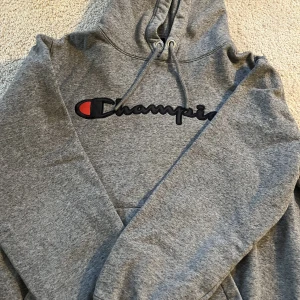 Champion hoodie - En jätte mysig hoodie som är i helt nytt skick