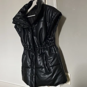 Väst - En väst som Linn Ahlborg designat tillsammans med nakd, säljs inte längre. Den är i svart skinn strl S. Använd Max 3 gånger. Nypris: 1000 Mitt pris:400kr