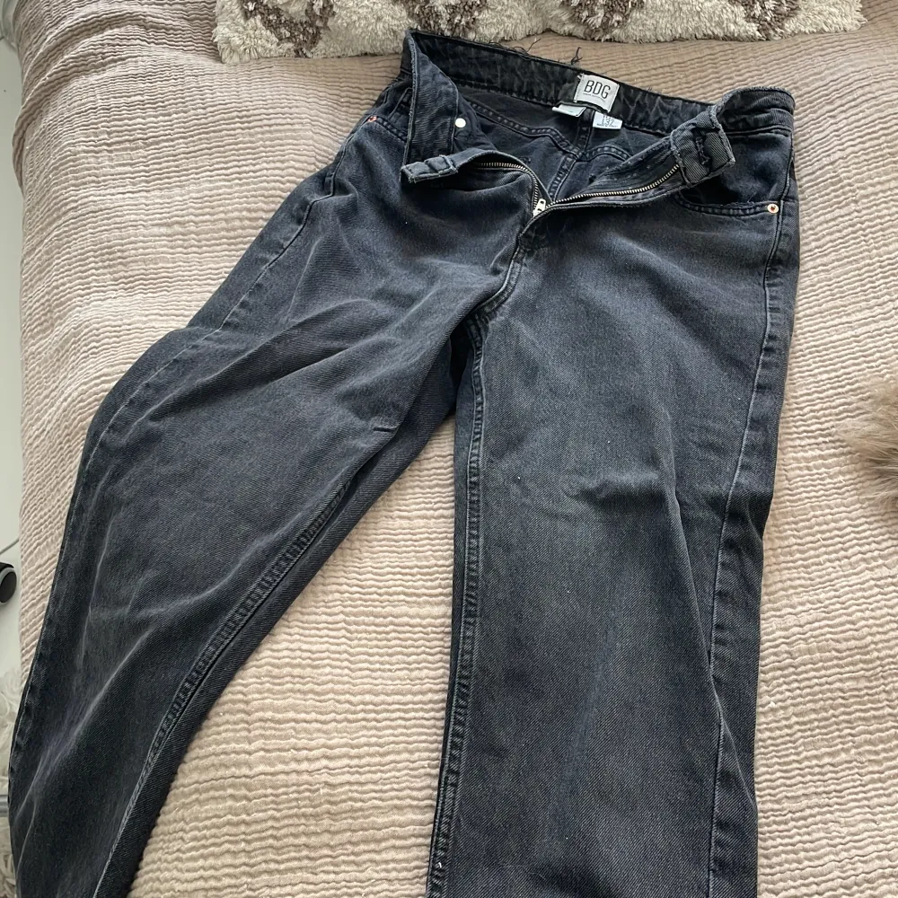 Svarta low waist jeans från Urban Outfitters. Aldrig använt då min jeans inte är min stil. Pris kan diskuteras. . Jeans & Byxor.