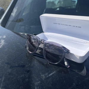 Chimi 001 - Säljer mina sjukt snygga Chimis, modell är 001 och färg är Ginger. Glasögonen har en blåaktig ton vilket syns bäst på första bilden, skriv vid frågor! Säljer till högst budande.