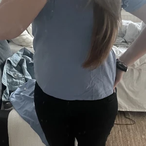 Blå/lila t-shirt med volang kant - Säljer min lila/blåa T-shirt ifrån zara🥰 den är i strl L men är typ nästan som en S/M 😊 den har små volanger på kanten, har inte använt den så mycket så därför säljer jag den💗