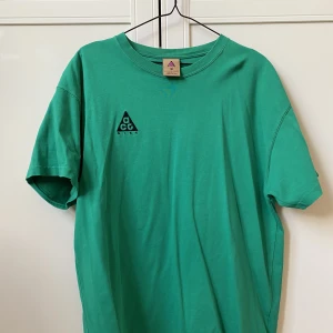 Nike ACG t-shirt - Grön Nike ACG T-shirt. Medium M Mycket bra skick. Bomull. 