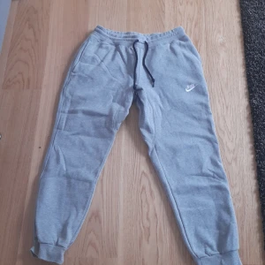 Nike träningsbyxor - Nike storlek M bra träningsbyxor 