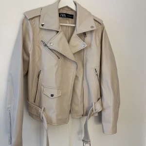 Skinnjacka zara - Skinnjacka från zara, st xl. Men är vanligtvis en m så vill man ha den som lite mer oversized passar bra till en vanlig m.