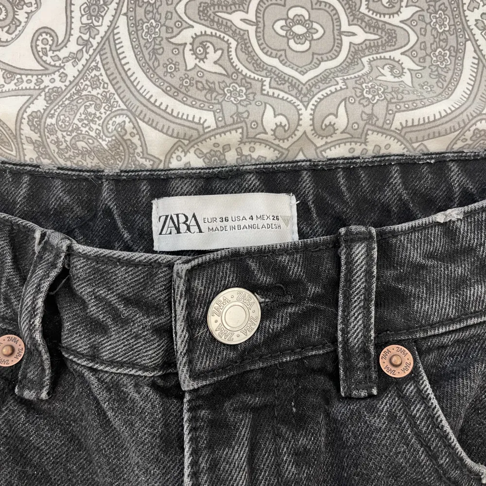 Säljer dessa snygga jeans från zara, säljer pågrund av att jag har bytt stil, stl 36 men passar även 38 då dem är lite ”större” köpta för 499kr🩷. Jeans & Byxor.