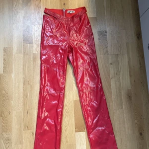 I. AM. GIA byxor - Coola brallor från I AM GIA strl Xs. Fint skick bortsett från att tråden gått upp lite, se bild.