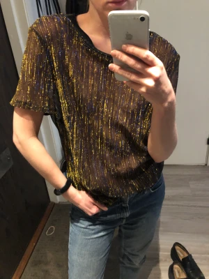 Custommade glittrig topp - See through, guldiga och blåa metallic-trådar what more do you ask?
