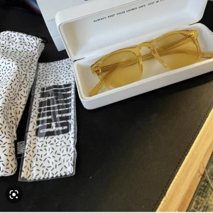 Chimi solglasögon  - Chimi i gul färg ”mango”. Köpt på Sellpy för 1000kr och lite slitna, skriv för bilder. Skydd och fodral kommer med. Frakt ingår inte.