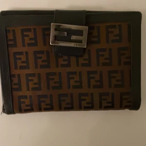 Fendi plånbok - Säljer min farsas gamla fendi plånka, pris kan diskuteras vid snabb affär. Ord pris runt 3 lax mitt pris 649kr