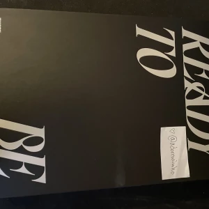 säljer kpop album - säljer ready to be för 150kr och born pink för 250kr(med allt innehåll) 