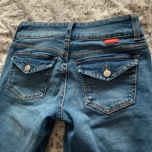 Populära hm jeansen - Skulle säga att de är midwaist. De populära hm byxorna med supersöta bakfickor. Sälj då jag trodde de skulle va lägre i midjan💕