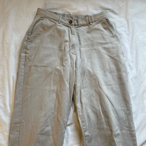 Beige byxor - säljer dessa bekväma och sköna beige byxor/jeans. storlek 40 men upplevs mycket mindre i storlek 💗💗