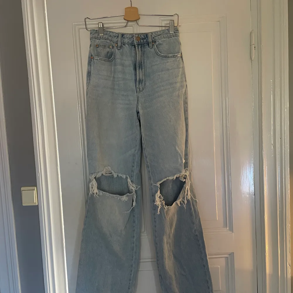 Säljer mina jeans med hål i knäna från asos. Använder inte längre. De är i storlek 36 och i hyfsat bra skick . Jeans & Byxor.