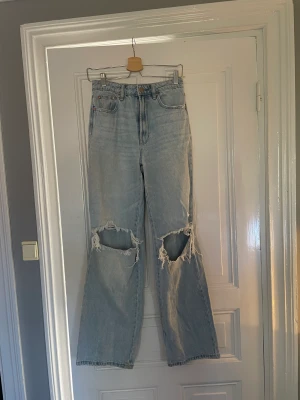 Jeans från asos  - Säljer mina jeans med hål i knäna från asos. Använder inte längre. De är i storlek 36 och i hyfsat bra skick 