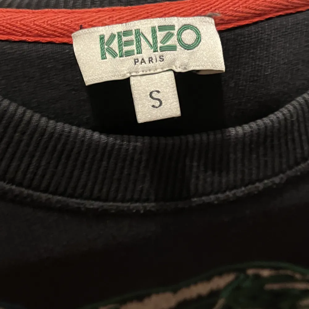 Svart Kenzo sweatshirt (s)  650kr  Skick (8/10)  Storlek (s)  Möts upp i stan alternativt fraktar . Hoodies.