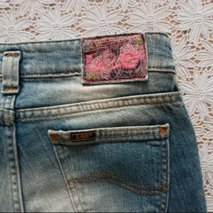 Lågmidjade Bootcut Lee jeans - Skitsnygga Lee jeans! Bootcut, lågmidjade. Jättenice fickor och bra kvalitet. Köpte på secondhand men var för små för mig som är 175cm. Innerbenslängd: ca 72cm. Midjemått tvärs över: ca 34cm. Endast seriösa köpare tack. Priset kan förhandlas. 
