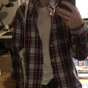 En jätte snygg randig skojigts som funkar både som fin skjorta och overshirt! Säljer den pga den inte används längre av mig men den är i jätte bra skick! ❤️Hör gärna av er vid intresse!☺️